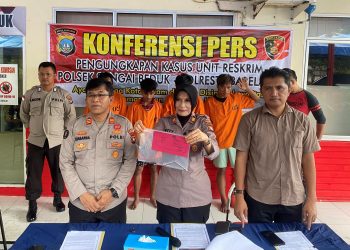 Kapolsek Sei Beduk AKP Betty Novia didampingi Kanit Reskrim Iptu Yustinus Halawa serta Kasi Humas Polresta Barelang AKP Tigor Sidabariba menunjukan barang bukti.