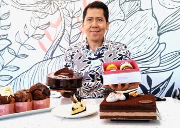 Edison Manalu Chief Executive Officer (CEO) Mount Scopus Group menunjukan sejumlah menu cake andalan The Harvest Cabang Batam pada Kamis (24/11/2022) lalu.
