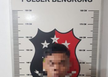 Polisi dari Polsek Bengkong mengamankan terduga pelaku penikaman. (foto: Dok Polsek Bengkong)