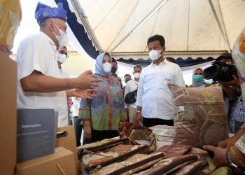 Walikota Batam Muhammad Rudi saat mengunjungi salah satu stand produk UMKM Batam. (Foto: Diskominfo Batam)