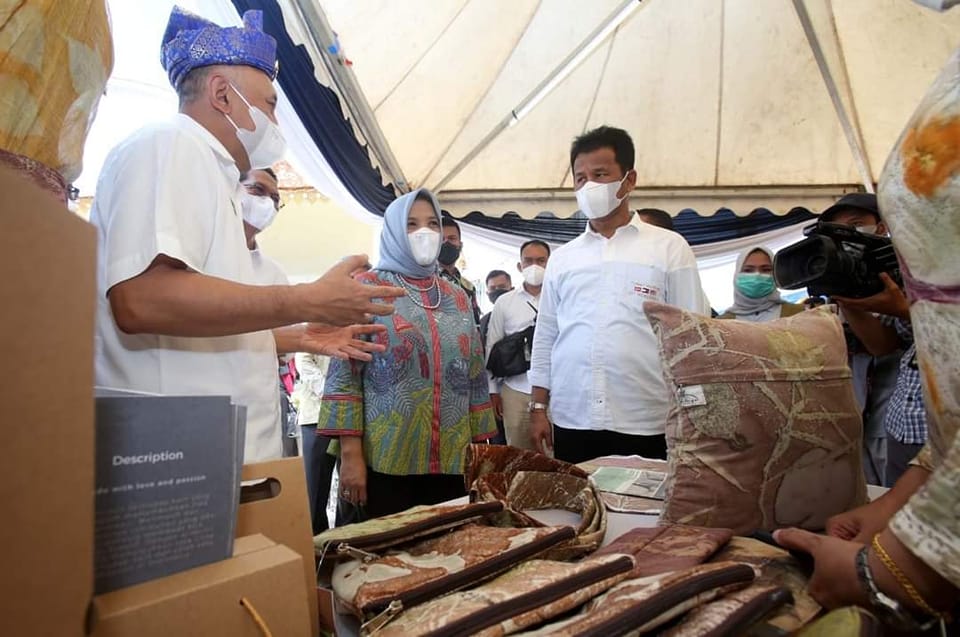 Walikota Batam Muhammad Rudi saat mengunjungi salah satu stand produk UMKM Batam. (Foto: Diskominfo Batam)