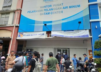 Warga Perumahan Putra Jaya, Kelurahan Tanjung Uncang, Kecamatan Batu Aji geruduk kantor Sistem Penyedian Air Minum (SPAM) Batam Centre, Selasa (1/11/2022)