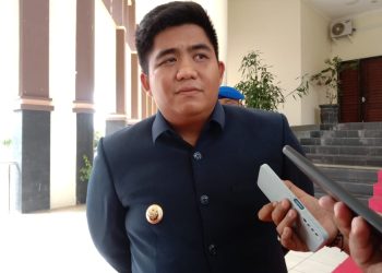 Bupati Bintan, Robby Kurniawan saat diwawancara awak media