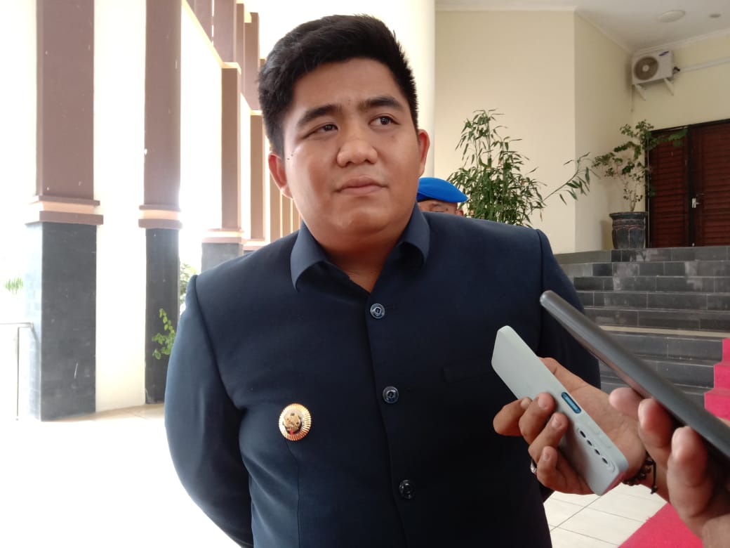 Bupati Bintan, Robby Kurniawan saat diwawancara awak media