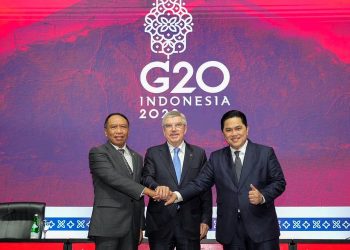 Menpora Zainudin Amali (kiri), Thomas Bach (Presiden IOC), dan Erick Thohir (Menteri BUMN dan Anggota IOC), berfoto bersama usai menyelenggarakan konferensi pers pada Rabu (16/11/2022) tentang Indonesia secara resmi menyatakan siap menjadi tuan rumah Olimpiade 2036. (Foto: Ist./Doc.NOC Indonesia).