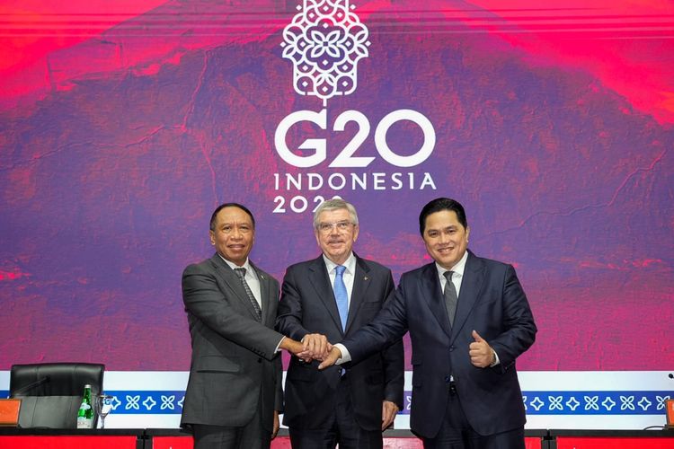 Menpora Zainudin Amali (kiri), Thomas Bach (Presiden IOC), dan Erick Thohir (Menteri BUMN dan Anggota IOC), berfoto bersama usai menyelenggarakan konferensi pers pada Rabu (16/11/2022) tentang Indonesia secara resmi menyatakan siap menjadi tuan rumah Olimpiade 2036. (Foto: Ist./Doc.NOC Indonesia).