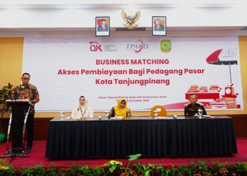 Kepala OJK Kepri Rony Ukurta Barus (kiri) dalam sambutannya di kegiatan Business Matching Akses Pembiayaan/Permodalan di Tanjungpinang, Kamis (08/12/2022). (Foto: Ist/OJK Kepri)