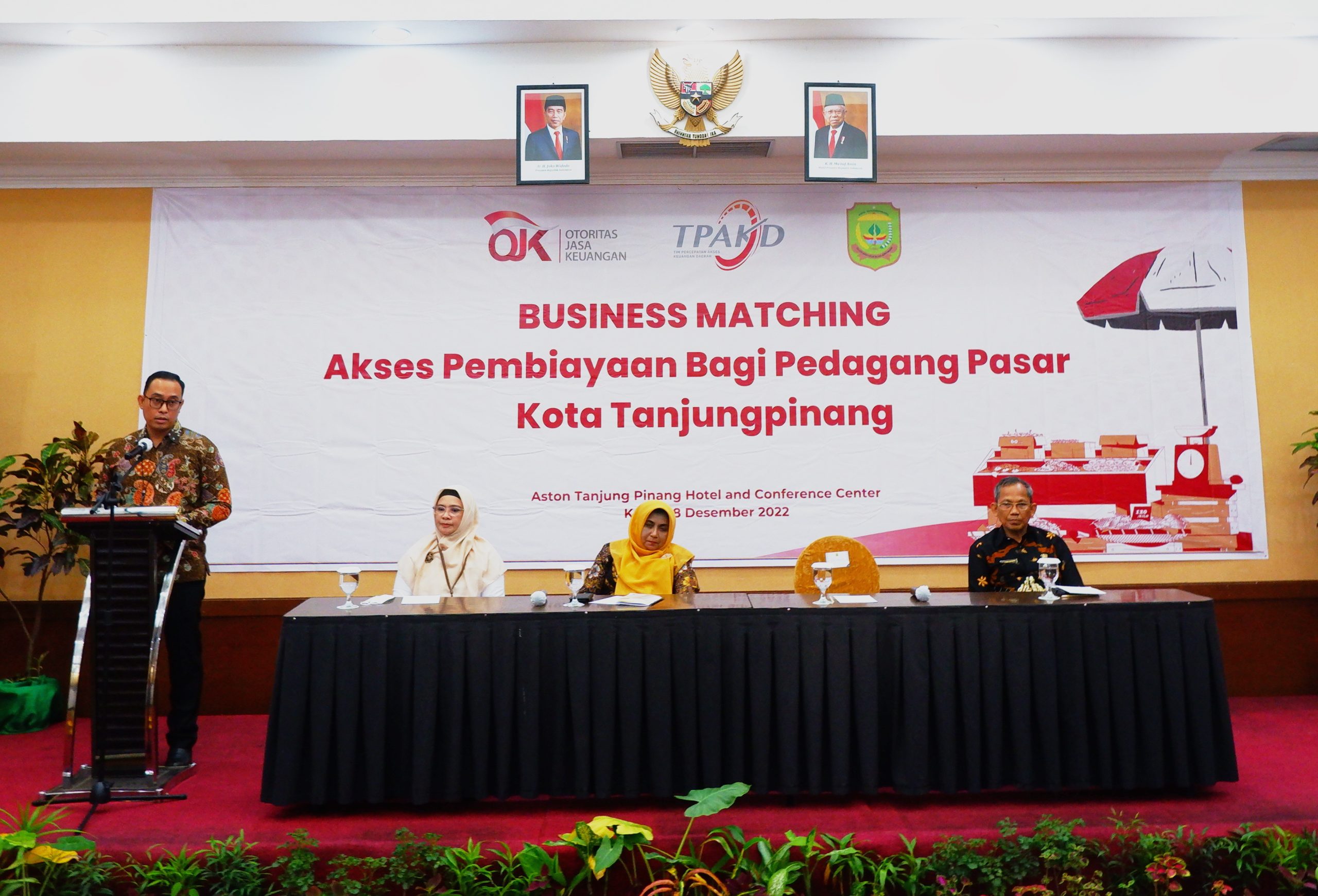 Kepala OJK Kepri Rony Ukurta Barus (kiri) dalam sambutannya di kegiatan Business Matching Akses Pembiayaan/Permodalan di Tanjungpinang, Kamis (08/12/2022). (Foto: Ist/OJK Kepri)