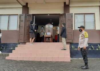 Suasana penjagaan oleh personel polisi di salah satu Gereja di Tanjungpinang, Senin (12/12/2022).