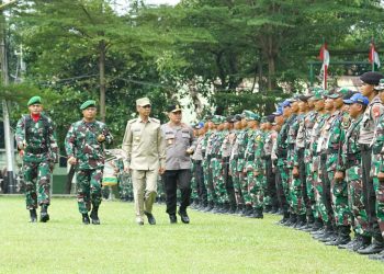 Pj. Gubernur DKI Jakarta Heru Budi Santosa, diapit Pangdam Jaya Mayjen TNI Untung Budiharto dan Kapolda Metro Jaya, Irjen Pol M. Fadil Imran (kanan) memeriksa barisan pada upacara pembukaan Kolaborasi Integrasi Dikmaba TNI AD dan Diktukba Polri TA 2022, Senin (12/12/2022). (Foto: Ist/ Rindam Jaya).