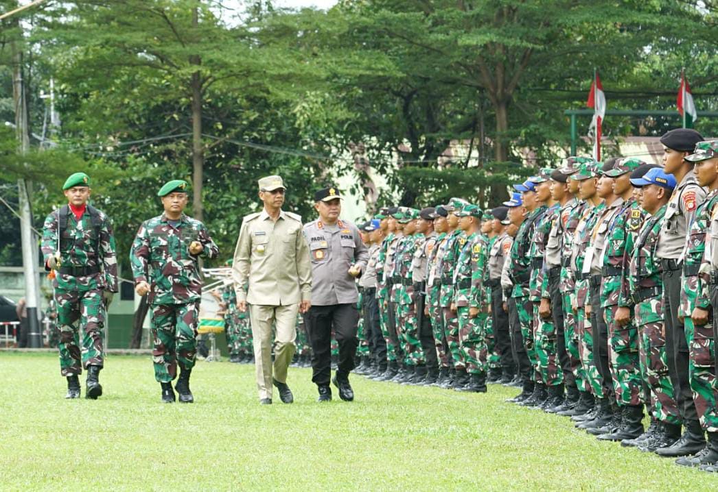Pj. Gubernur DKI Jakarta Heru Budi Santosa, diapit Pangdam Jaya Mayjen TNI Untung Budiharto dan Kapolda Metro Jaya, Irjen Pol M. Fadil Imran (kanan) memeriksa barisan pada upacara pembukaan Kolaborasi Integrasi Dikmaba TNI AD dan Diktukba Polri TA 2022, Senin (12/12/2022). (Foto: Ist/ Rindam Jaya).