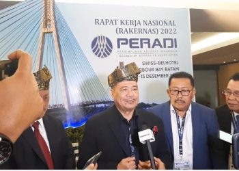 Ketua Umum Peradi Otto Hasibuan Saat Konfrensi Pers Rakernas Peradi di Batam, Senin (12/12/2022). (Foto: Pidi Yanti)