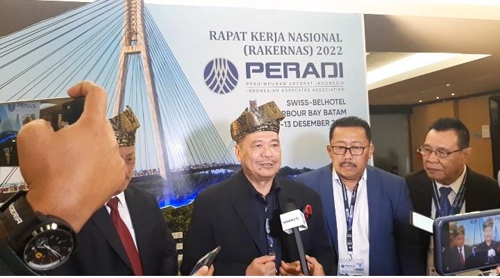Ketua Umum Peradi Otto Hasibuan Saat Konfrensi Pers Rakernas Peradi di Batam, Senin (12/12/2022). (Foto: Pidi Yanti)
