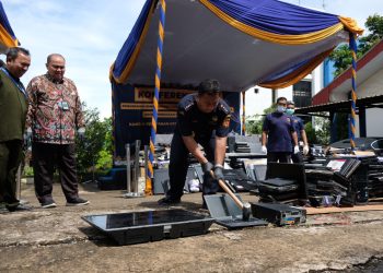 Bea Cukai Batam melaksanakan kegiatan pemusnahan Barang yang Menjadi Milik Negara (BMMN) atas barang hasil penindakan, di Lapangan Kantor Bea Cukai Batam pada Selasa, (13/12/2022). (Foto: Ist/ KPU Bea Cukai Batam)
