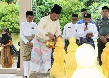 Wali Kota Batam Muhammad Rudi beserta jajaran, saat ziarah ke Makam Zuriat Raja Isa alias Nong Isa, Kamis (15/12/2022). (Foto: Ist/ Pemko Batam)