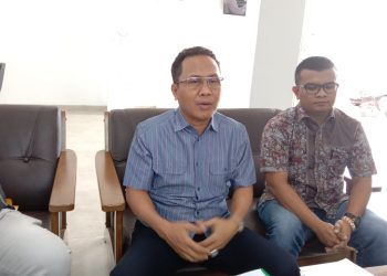 Asintel Kejati Kepri, Lambok Marisi Jakobus Sidabutar (kemeja biru) mengungkap dua tersangka kasus dugaan korupsi proyek pembangunan Jembatan Merah di Bintan, Jumat (16/12/2022). (Foto: Yulita Dani).