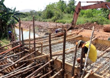 Pembangunan tanggul tangkapan air (polder) di Kota Tanjungpinang, Kepulauan Riau. (Foto: Ist/ Pemprov Kepri).