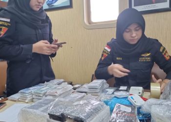 Satgas Srikandi BC dalam Operasi Patroli Laut Pandawa 2022, saat menghitung barang ilegal dari Kapal SB Rahmat Jaya 12, Rabu (14/12/2022). (Foto: Ist/ KPU Bea Cukai Batam).