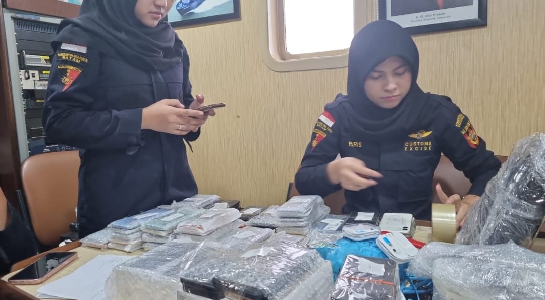 Satgas Srikandi BC dalam Operasi Patroli Laut Pandawa 2022, saat menghitung barang ilegal dari Kapal SB Rahmat Jaya 12, Rabu (14/12/2022). (Foto: Ist/ KPU Bea Cukai Batam).