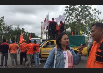 Wartawan HMStimes.com, Pidi Yanti saat melakukan wawancara langsung ke Ketua Pimpinan Wilayah Partai Buruh Provinsi Kepri, Alfitoni di depan Kantor Wali Kota Batam, Kamis (15/12/22). (Foto: Dwi Septiani).