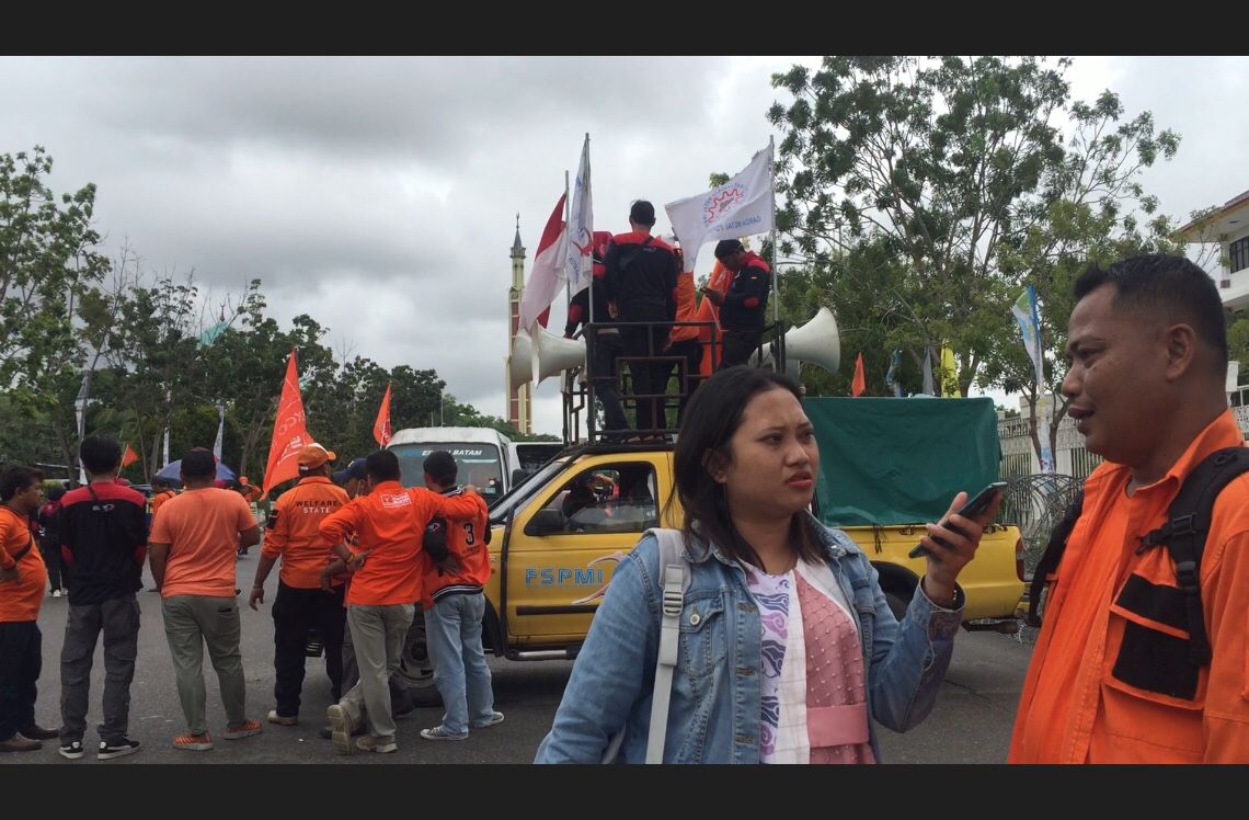 Wartawan HMStimes.com, Pidi Yanti saat melakukan wawancara langsung ke Ketua Pimpinan Wilayah Partai Buruh Provinsi Kepri, Alfitoni di depan Kantor Wali Kota Batam, Kamis (15/12/22). (Foto: Dwi Septiani).