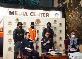 Direktur Jenderal Penegakan Hukum KLHK, Rasio Ridho Sani (duduk tengah) saat conferensi pers penetapan tersangka Direktur PT PNJNT. (Foto: Ist/ Humas KLHK).