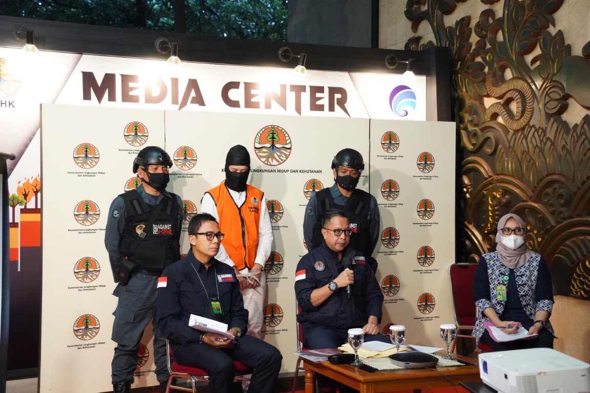 Direktur Jenderal Penegakan Hukum KLHK, Rasio Ridho Sani (duduk tengah) saat conferensi pers penetapan tersangka Direktur PT PNJNT. (Foto: Ist/ Humas KLHK).