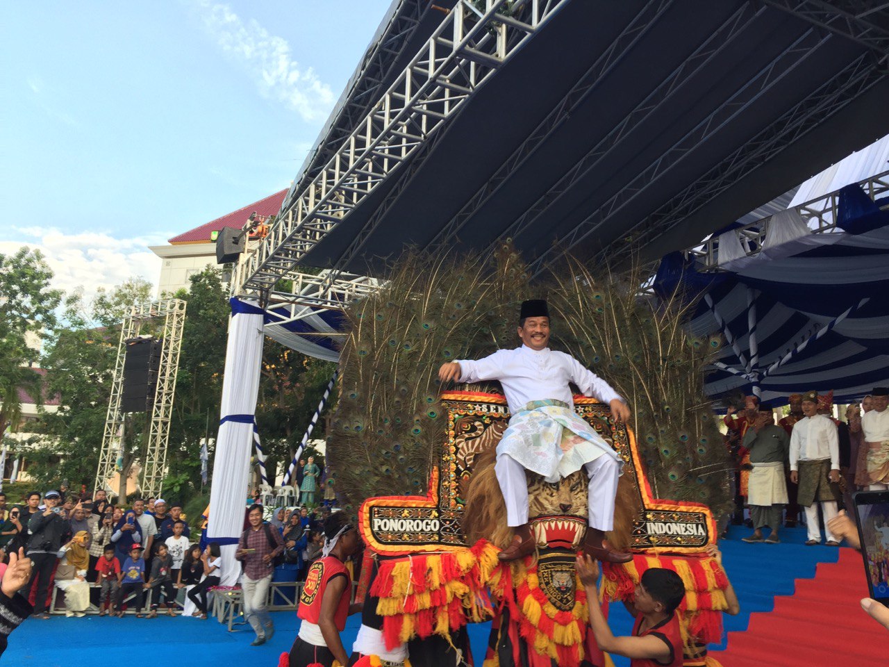Wali Kota Batam Muhammad Rudi, menaiki Kepala Singo Barong dam Pawai Budaya peringatan Hari Jadi Kota Batam ke 193 tahun, Sabtu (17/12/2022). (Foto: HMS/ Pidi Yanti).