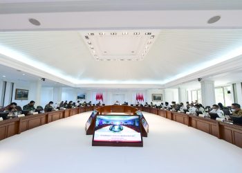 Presiden Joko Widodo di Istana Negara, Senin (19/12/2022), memimpin rapat terbatas para Menteri dan Pimpinan Lembaga, guna menyiapkan sejumlah strategi pengamanan dan kelancaran rangkaian kegiatan Natal tahun 2022 dan tahun baru 2023. (Foto: Ist/ setkab.go.id).