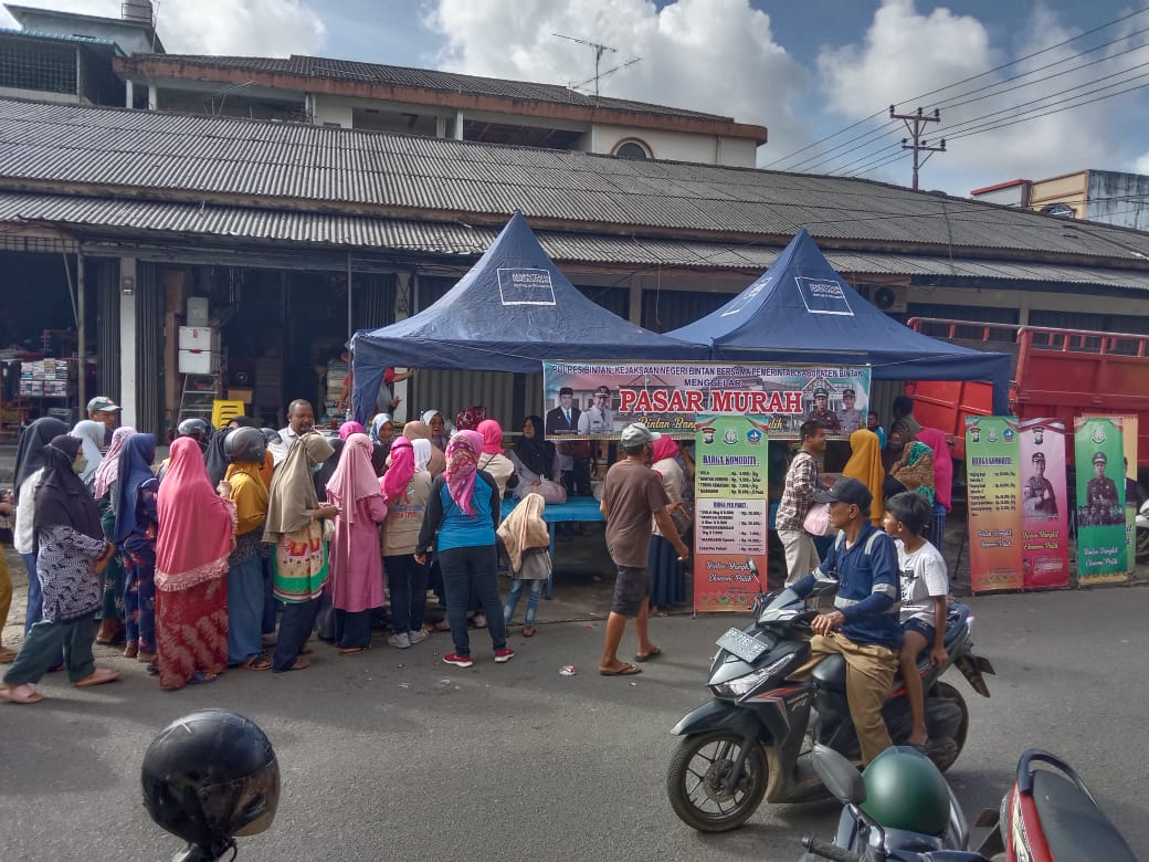 Pasar Murah yang digelar Pemkab Bintan untuk menekan angka inflasi. (Foto: HMS/ Yulita Dani).