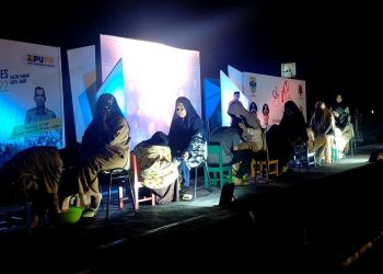 Suasana basuh kaki ibu yang dilakukan belasan remaja di Taman Bundaran Dabo Singkep, Kamis (22/12/2022). (Foto: HMS/ Yulita Dani).