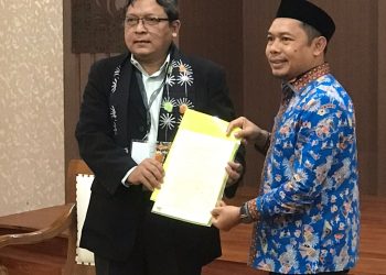 Tengku M Nurhafidz (kiri) menyerahkan pernyataan dukungan pemilih Bakal Calon Anggota DPD RI kepada Ketua KPU Provinsi DKI Jakarta Sunardi, Jumat (23/12/2022). (Foto: HMS/ A.Ristanto).