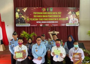 Penyerahan Remisi Khusus Natal 2022 bagi WBP unit pelaksanaan teknis pemasyarakatan se Kota Batam, di Aula Saharjo Lapas Kelas IIA Batam, Minggu (25/12/2022). (Foto: HMS/ WN).