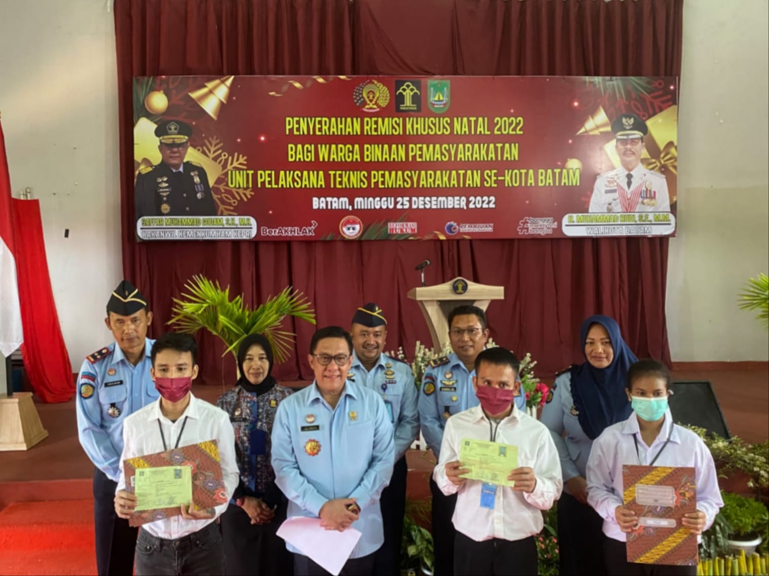 Penyerahan Remisi Khusus Natal 2022 bagi WBP unit pelaksanaan teknis pemasyarakatan se Kota Batam, di Aula Saharjo Lapas Kelas IIA Batam, Minggu (25/12/2022). (Foto: HMS/ WN).