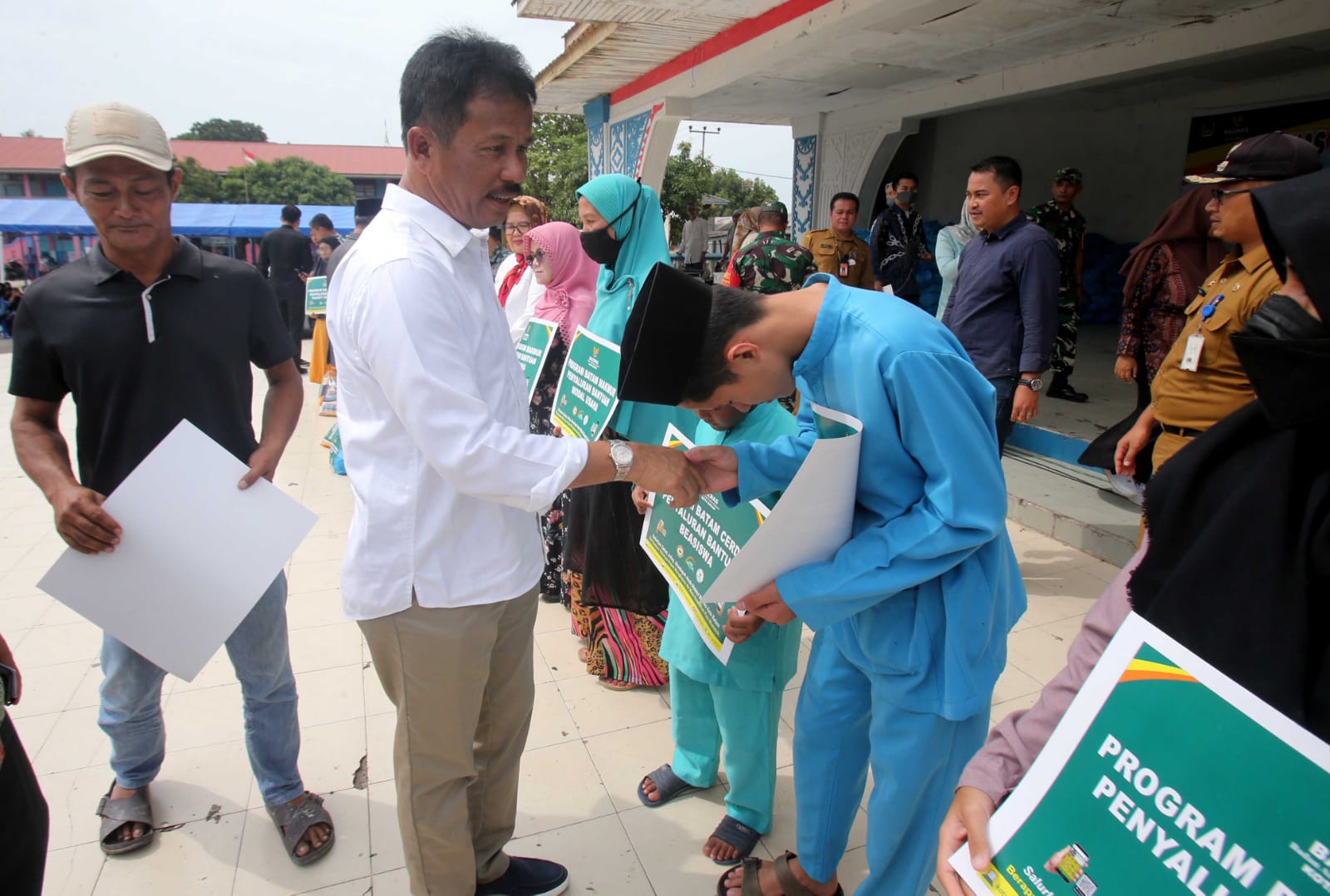 Wali Kota Batam Muhammad Rudi, saat menyerahkan bantuan dari Baznas Kota Batam kepada masyarakat Hinterland Belakangpadang, Selasa (27/12/2022). (Foto: Ist/ Diskominfo Batam).