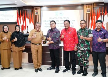 Sekda Kota Batam Jefridin Hamid (tiga kiri) saat menerima kunker Forkopimda Denpasar di Kantor Wali Kota Batam, Senin (26/12/2022). (Foto: Ist/ Humas Pemko Batam).