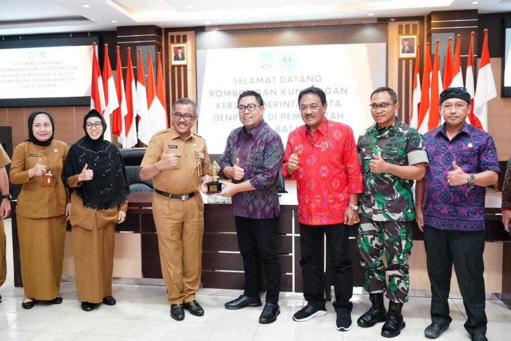 Sekda Kota Batam Jefridin Hamid (tiga kiri) saat menerima kunker Forkopimda Denpasar di Kantor Wali Kota Batam, Senin (26/12/2022). (Foto: Ist/ Humas Pemko Batam).