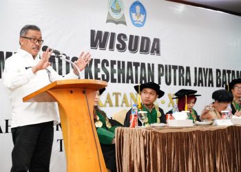 Sekda Batam Jefridin dalam sambutannya, saat menghadiri Wisuda Angkatan XII AAK PJB di Hotel Travelodge, Selasa (27/12/2022). (Foto: Ist/ Diskominfo Batam).