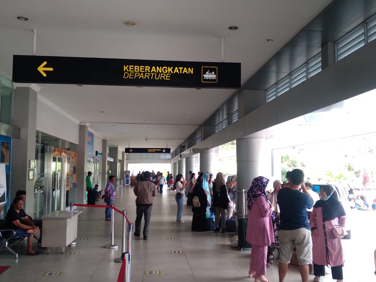Suasana keberangkatan di Pelabuhan Domestik Sekupang. (Foto: HMS/ WN).