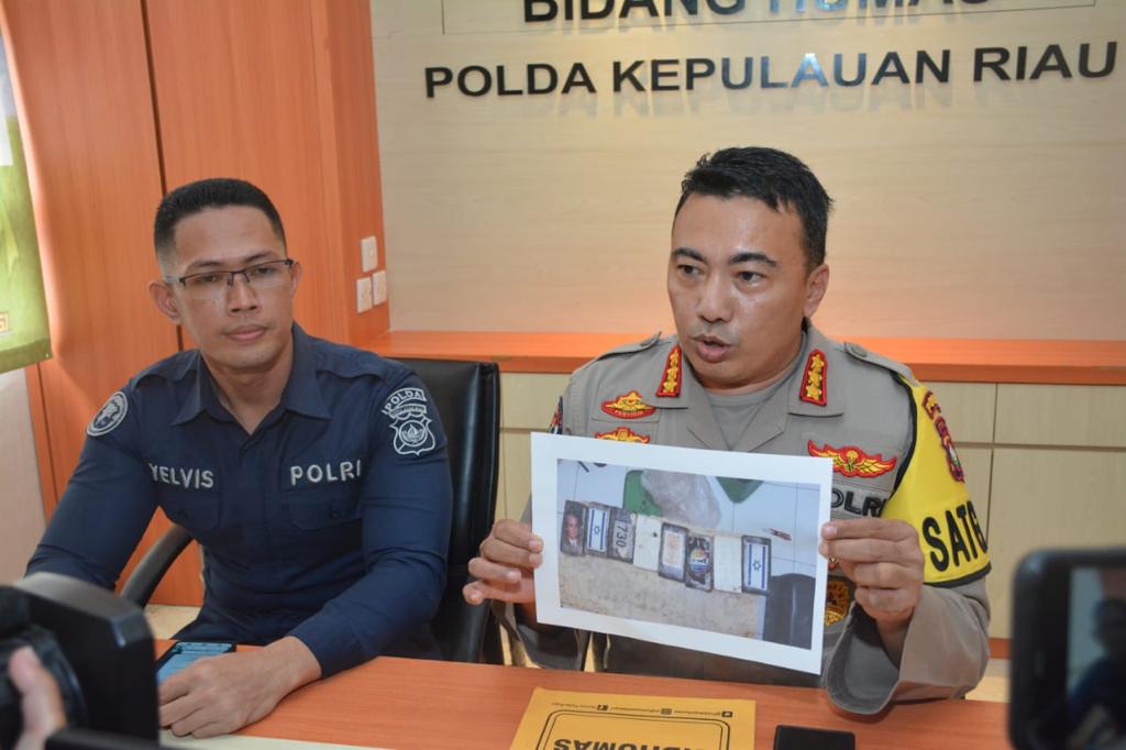 Kabid Humas Polda Kepri, Kombes Pol Harry Goldenhardt saat konferensi pers di Ruang Media Center Bid Humas Polda Kepri, Selasa (27/12/2022). (Foto: Ist/ Humas Polda Kepri).