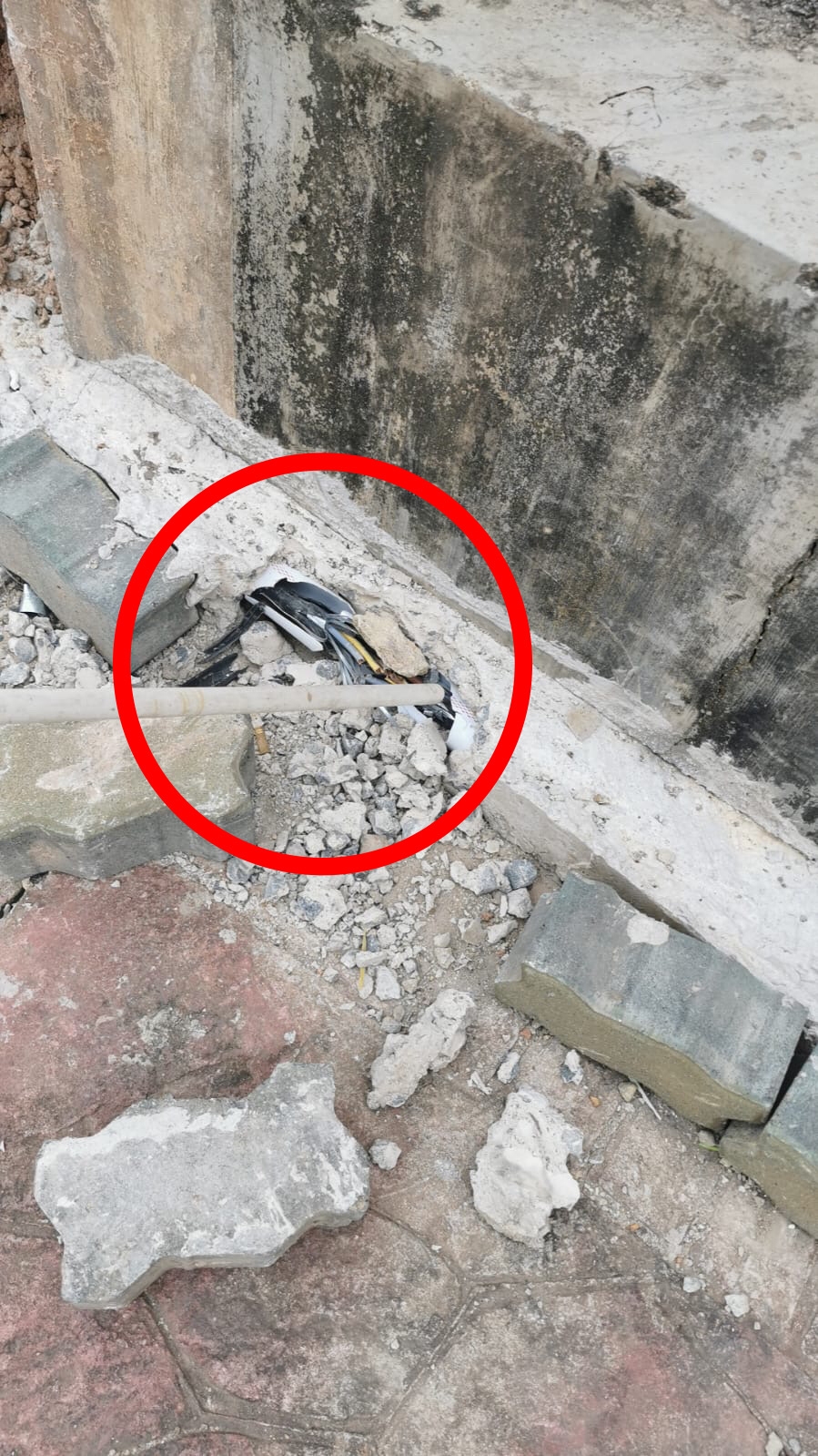 Bekas perbuatan pelaku penjarah kabel listrik area pedestrian Batam Center, dengan cara merusak beton dan memutus dan mengambil kabel yang ada di dalamnya, Selasa (27/12/2022). (Foto: Ist/ Humas BP Batam).