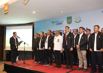 Wakil Walikota Batam Amsakar Achmad (kirir) saat mengukuhkan Forum Kepatuhan Jamsostek Kota Batam di Hotel Santika, Batam Center, Rabu (28/12/2022).