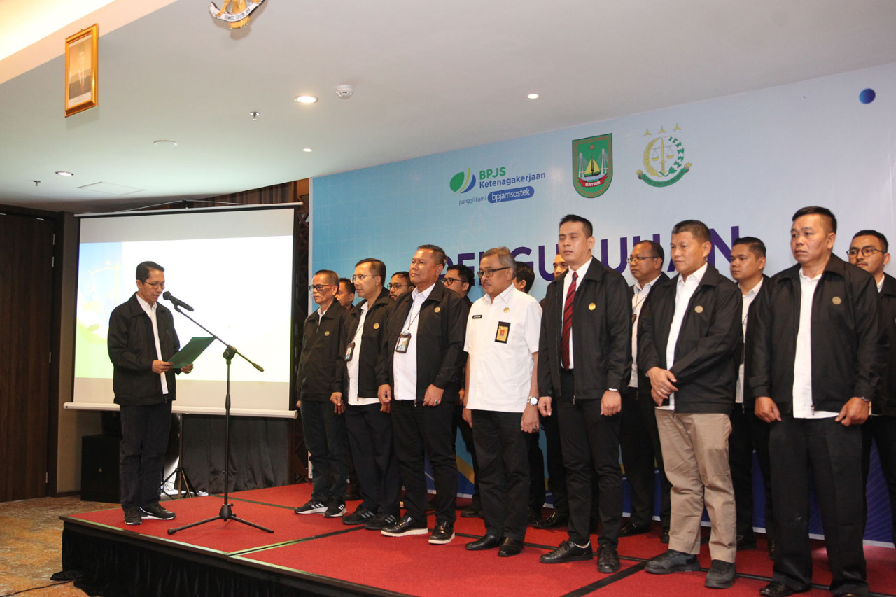 Wakil Walikota Batam Amsakar Achmad (kirir) saat mengukuhkan Forum Kepatuhan Jamsostek Kota Batam di Hotel Santika, Batam Center, Rabu (28/12/2022).