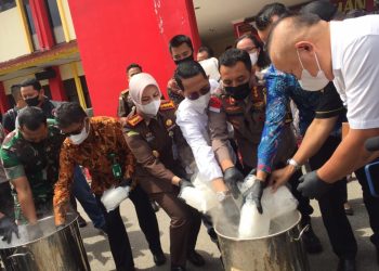 Prosesi pemusnahan barang bukti narkoba jenis sabu oleh Kapolresta Barelang Batam (empat kanan) beserta tamu undangan, di depan area Polresta Barelang Batam, Kamis (29/12/2022). (Foto: HMS/ Dwi Septiani).