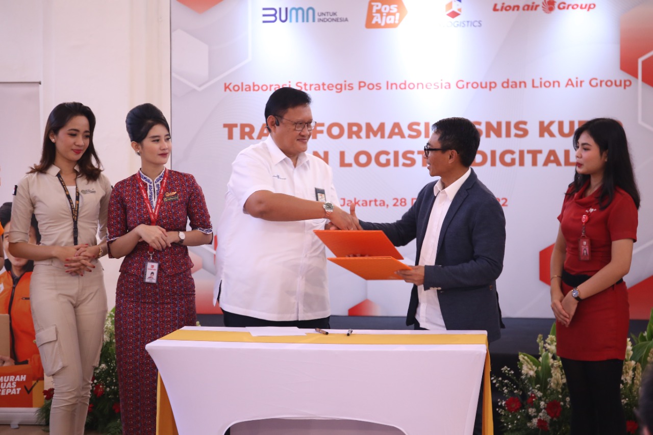 Penandatanganan perjanjian kerja sama antara Pos Indonesia Group (dua kanan) dan Lion Air Group (tiga kiri) untuk peluncuran Ekosistem Direct Trading di Jakarta, Rabu (28/12/2022).