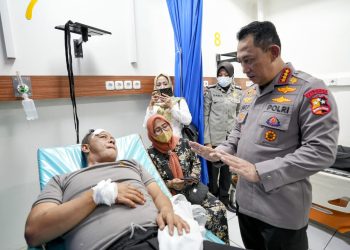 Kapolri Jenderal Listyo Sigit Prabowo ketika menjenguk korban tragedi bom bunuh diri Mapolsek Astana Anyar, di Rumah Sakit Immanuel, Bandung, Jawa Barat, Rabu (7/12/2022). (Foto: Ist./humas.polri.go.id).