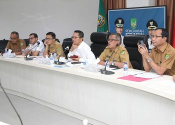 Wakil Wali Kota Batam, Amsakar Achmad (empat dari kiri) hadir melalui zoom meeting pada Rakornas Pengendalian Inflasi, yang dipimpin langsung oleh Menteri Dalam Negeri (Mendagri) Muhammad Tito Karnavian. (Foto: ISt/ Diskominfo Batam)