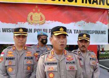 Kapolresta Tanjungpinang Kombes Pol H Ompusunggu (tengah) saat menginstruksikan untuk perketat penjagaan di pintu masuk Mako Polres dan Polsek Tanjungpinang.
