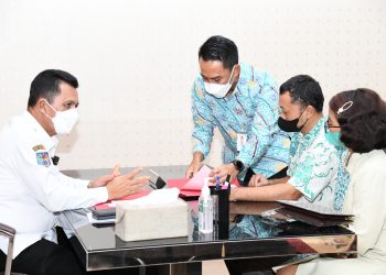 Penandatanganan Nota Kesepahaman tentang kredit/pembiayaan usaha mikro dengan subsidi bunga/margin yang dilakukan Gubernur Kepulauan Riau. (Foto: Ist/ Diskominfo Kepri)