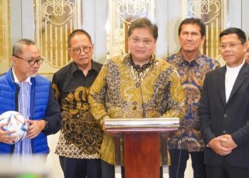 Tiga Ketua Umum Parpol Koalisi Indonesia Bersatu (KIB) Zulkifli Hasan dari PAN (kiri-pegang bola), Airlangga Hartarto - Partai Golkar (tengah) dan Mardiono - Plt Ketum PPP(kanan) memberikan keterangan pers. (Foto: Ist./golkarpedia).